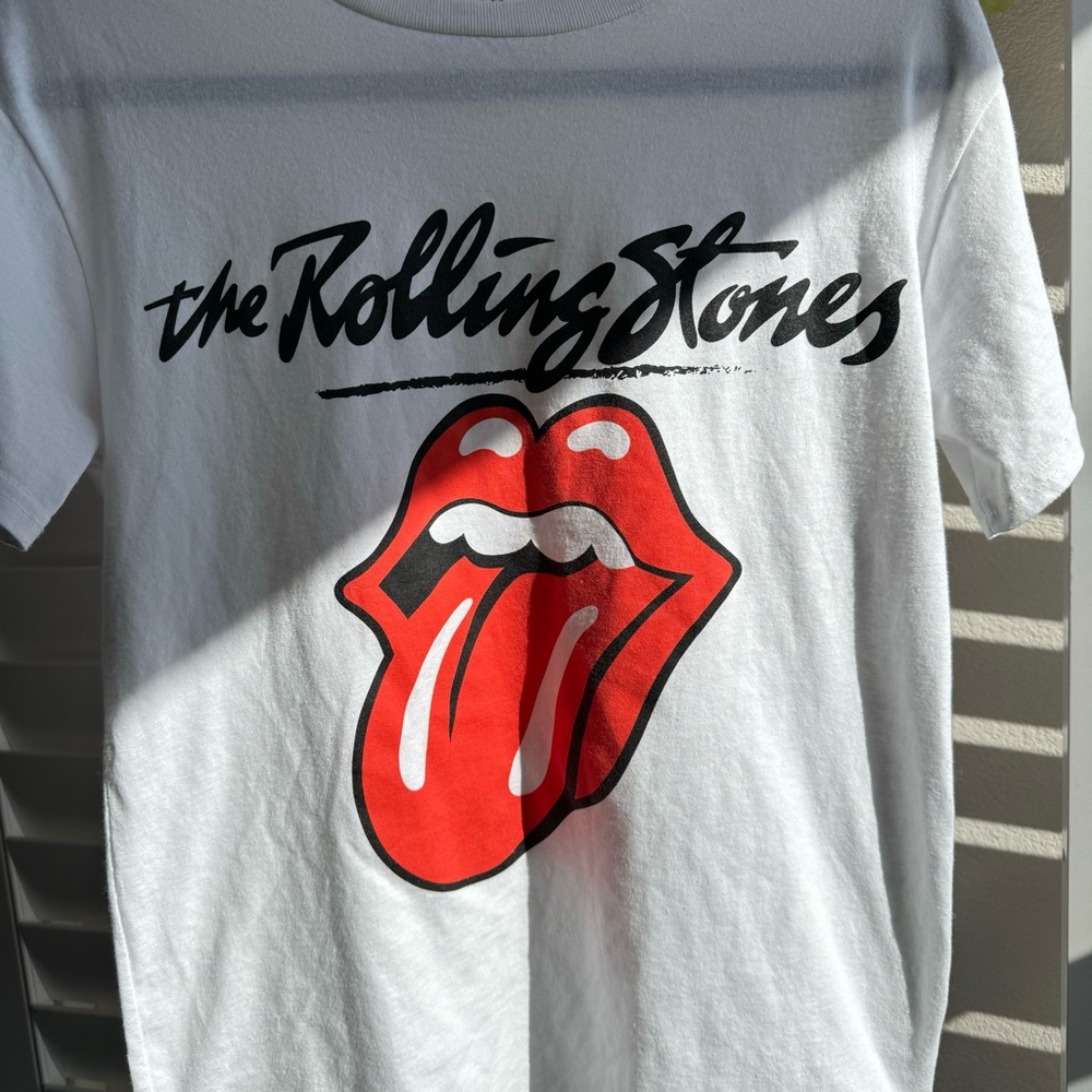 Graphic tee. Size M - Picture 2 of 5